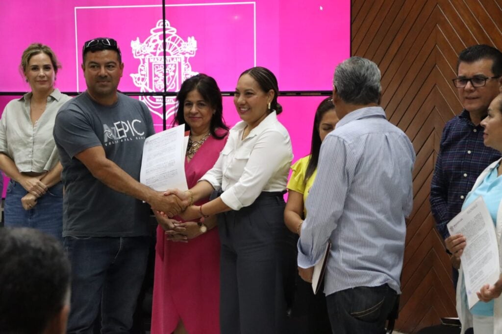 Entrega de escrituras de viviendas a familias de Mazatlán