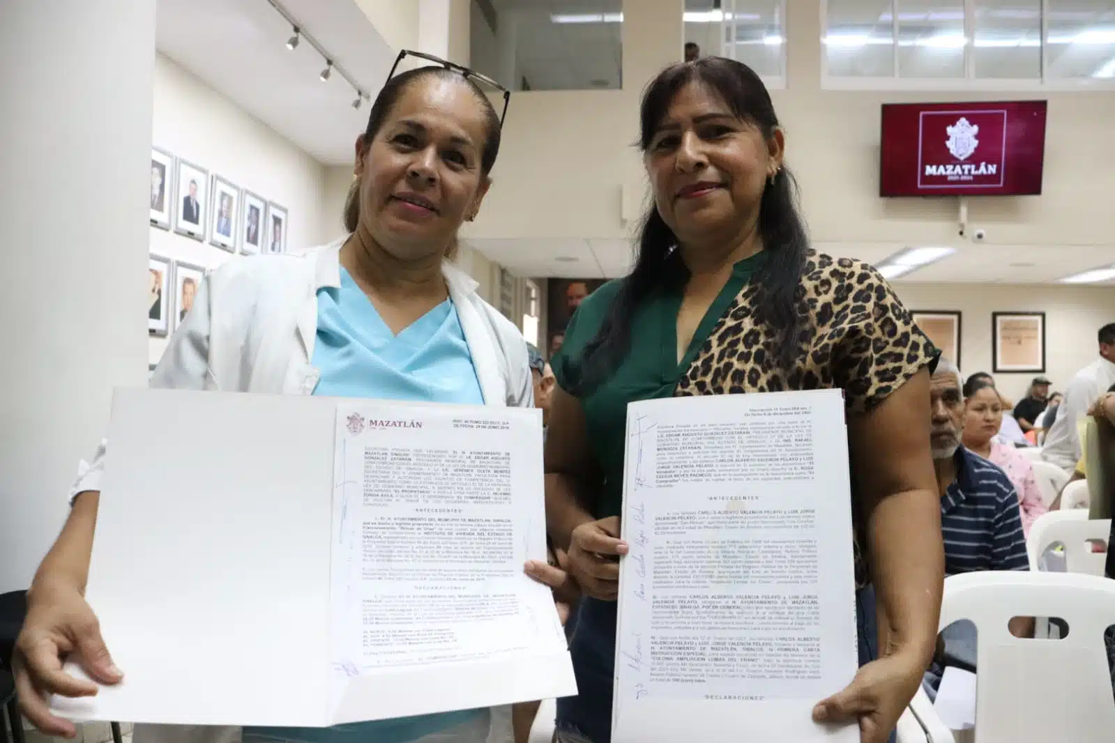 Entrega de escrituras de viviendas a familias de Mazatlán