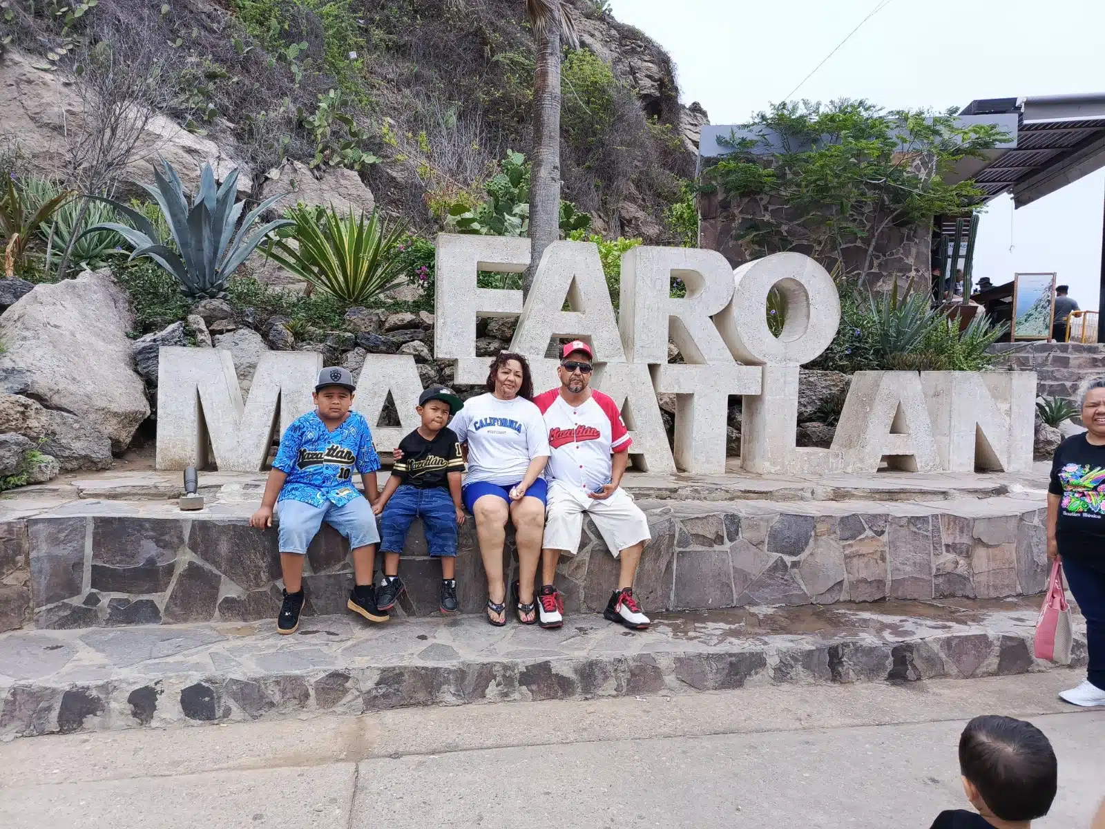 Personas en el faro de Mazatlán