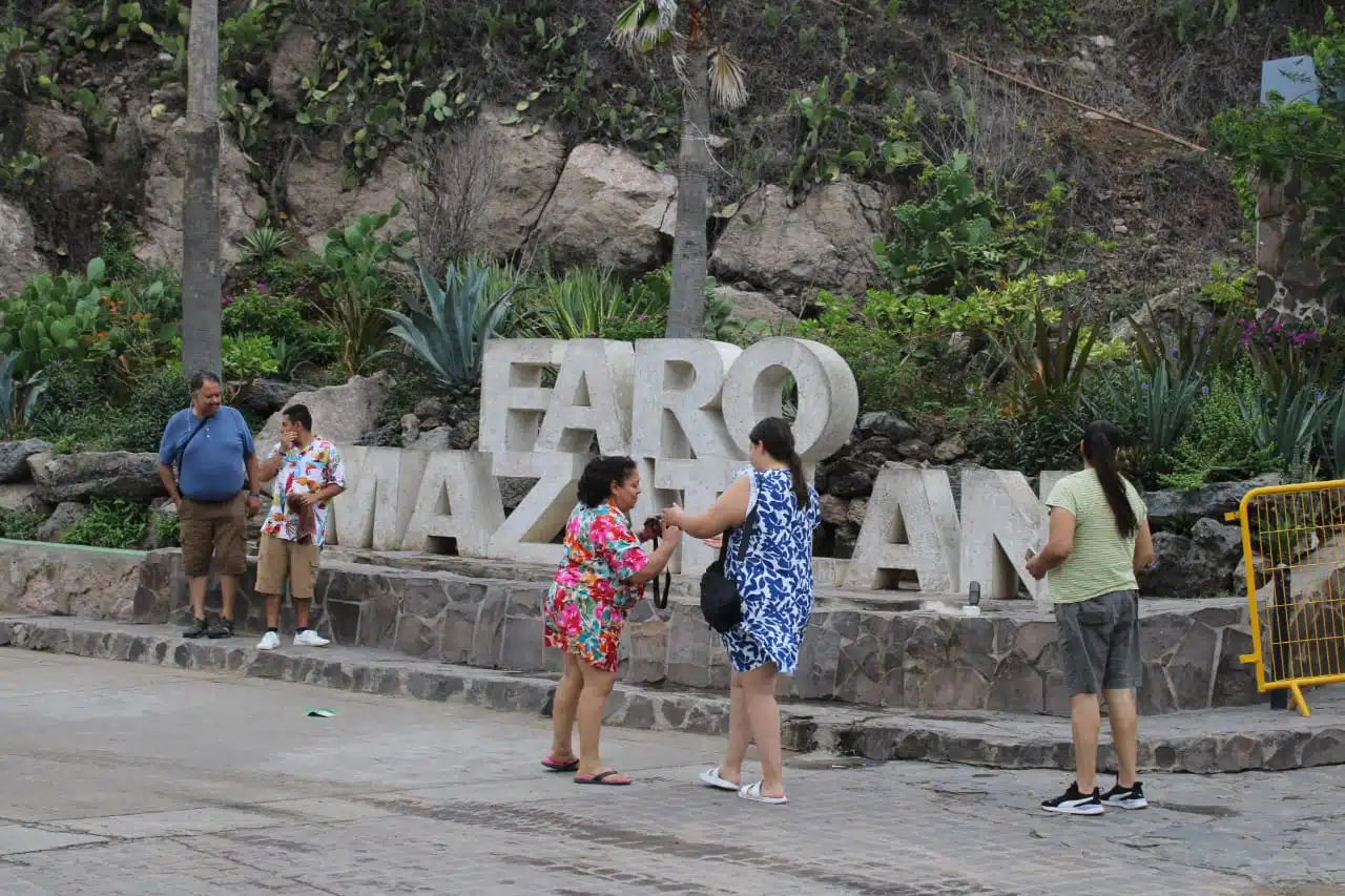 Personas en el faro de Mazatlán