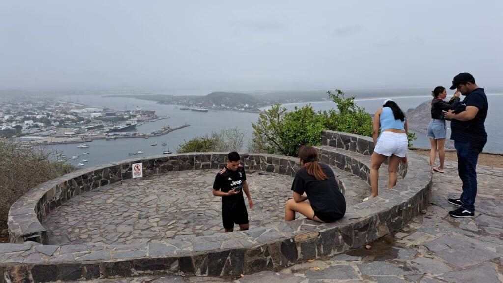 Personas arriba en el Faro de Mazatlán