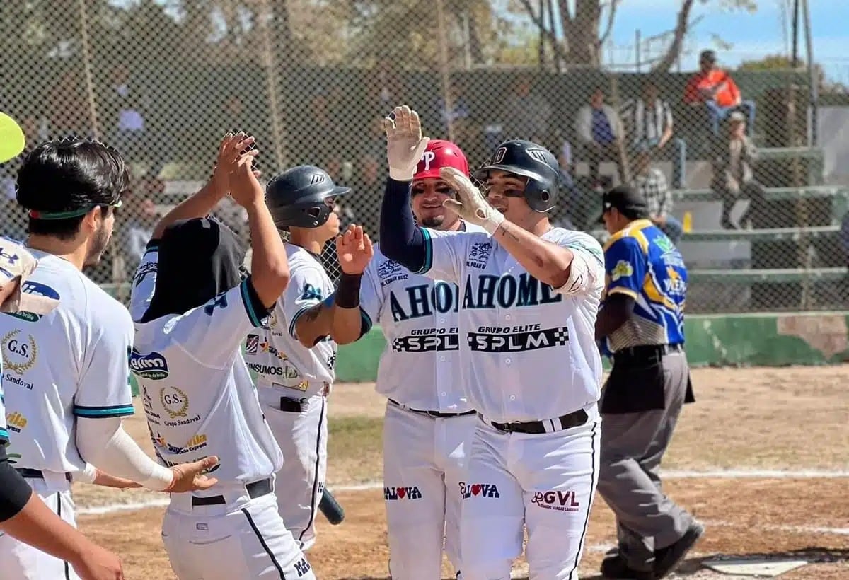 Festeja un jonrón Armando Domínguez, del equipo campeón Agrespec-Ahome