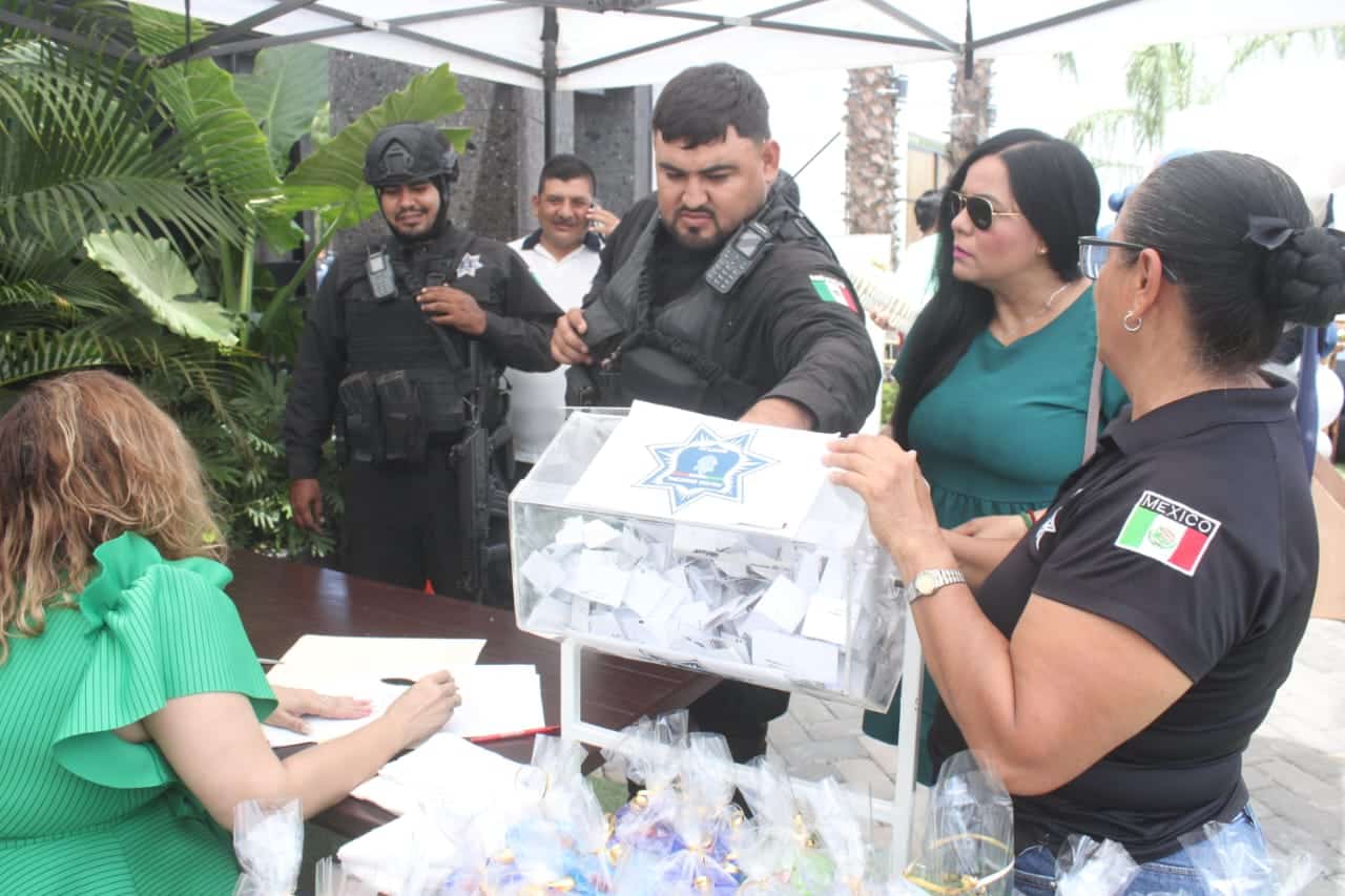 Personas en el festejo del Día del Policía Municipal en Mazatlán