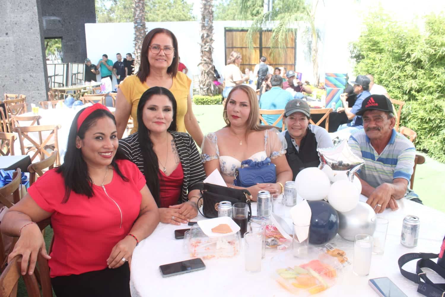 Personas en el festejo del Día del Policía Municipal en Mazatlán