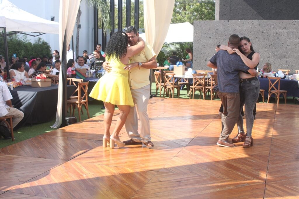 Personas bailando en el festejo del Día del Policía Municipal en Mazatlán