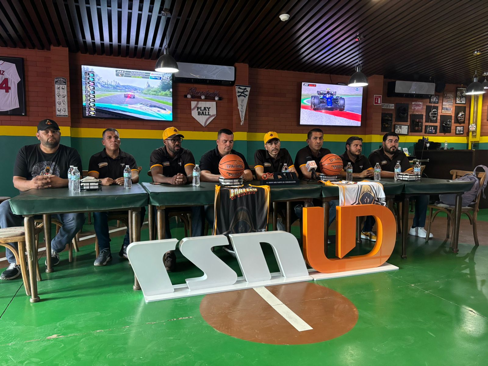 Directivos y cuerpo técnico de Frayles encabezaron la conferencia de prensa, acompañados del presidente del Cibapac César Ojeda