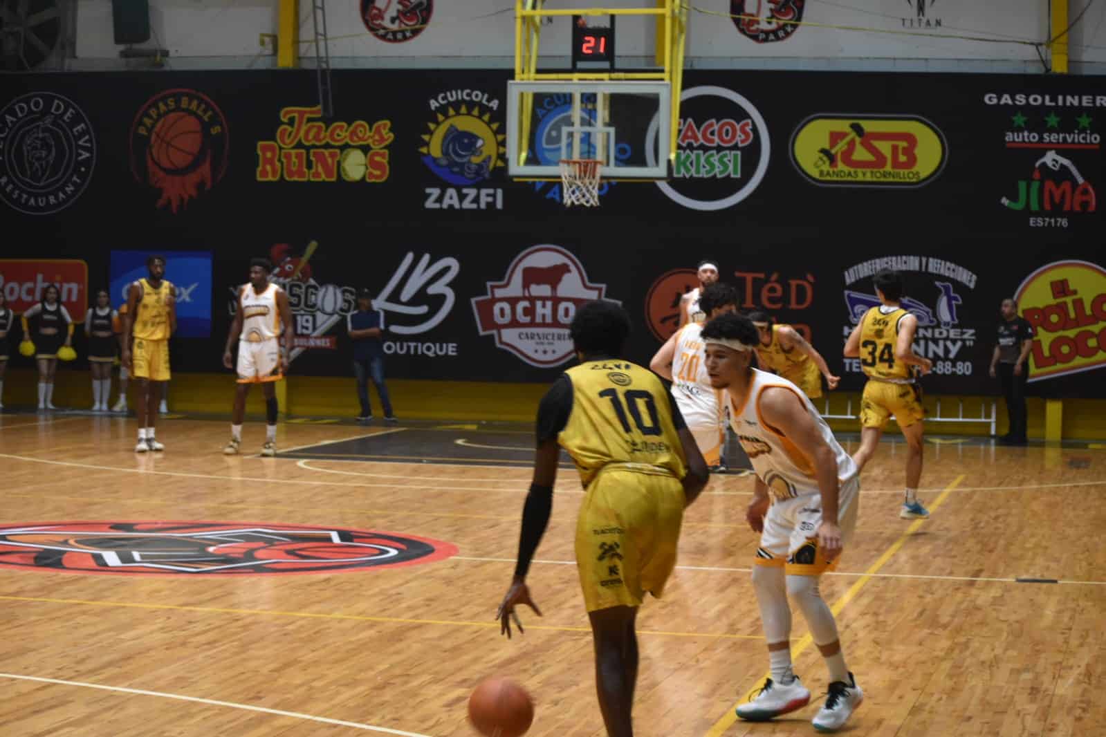 Jugadores de los equipos de Frayles de Guasave y Piratas de Mazatlán en la Cibapac