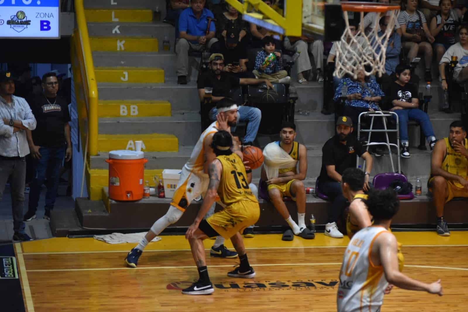 Jugadores de los equipos de Frayles de Guasave y Piratas de Mazatlán en la Cibapac