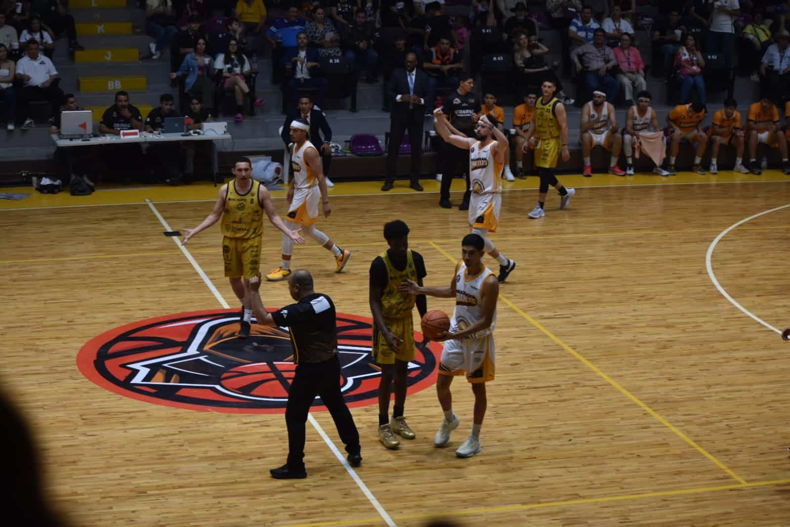 Jugadores de los equipos de Frayles de Guasave y Piratas de Mazatlán en la Cibapac
