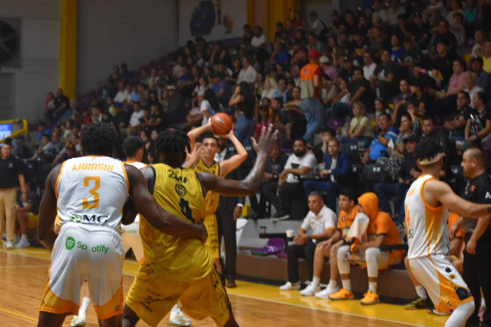 Jugadores de los equipos de Frayles de Guasave y Piratas de Mazatlán en la Cibapac