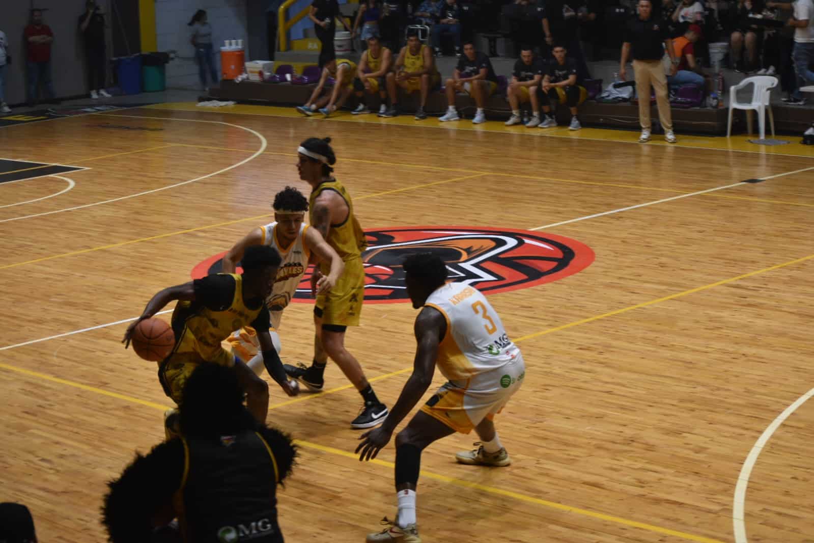Jugadores de los equipos de Frayles de Guasave y Piratas de Mazatlán en la Cibapac