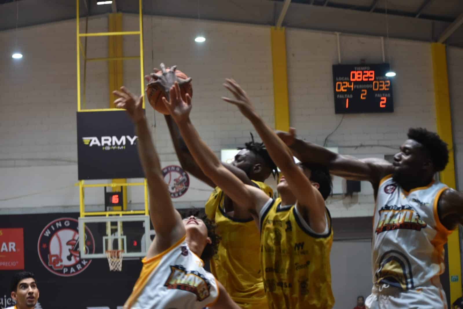 Jugadores de los equipos de Frayles de Guasave y Piratas de Mazatlán en la Cibapac