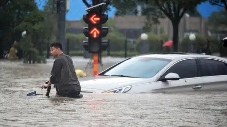 Fuertes inundaciones en China obligan a más de 27 mil personas a ser evacuadas