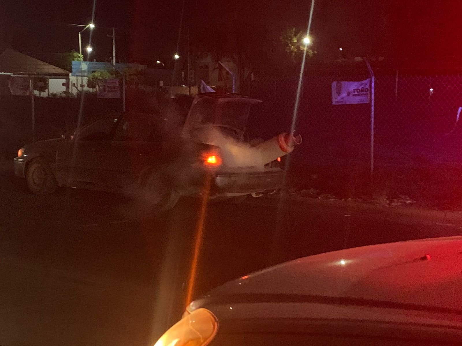 Gas regándose de un cilindro que está en la cajuela de un auto