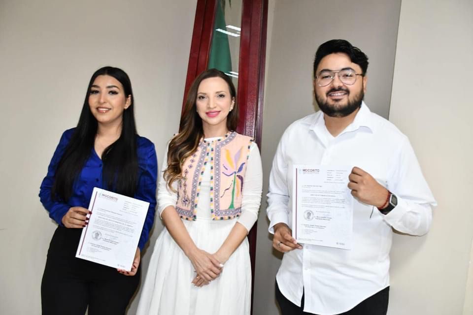 Alcaldesa de Mocorito, María Elizalde Ruelas, junto a los nuevos funcionarios