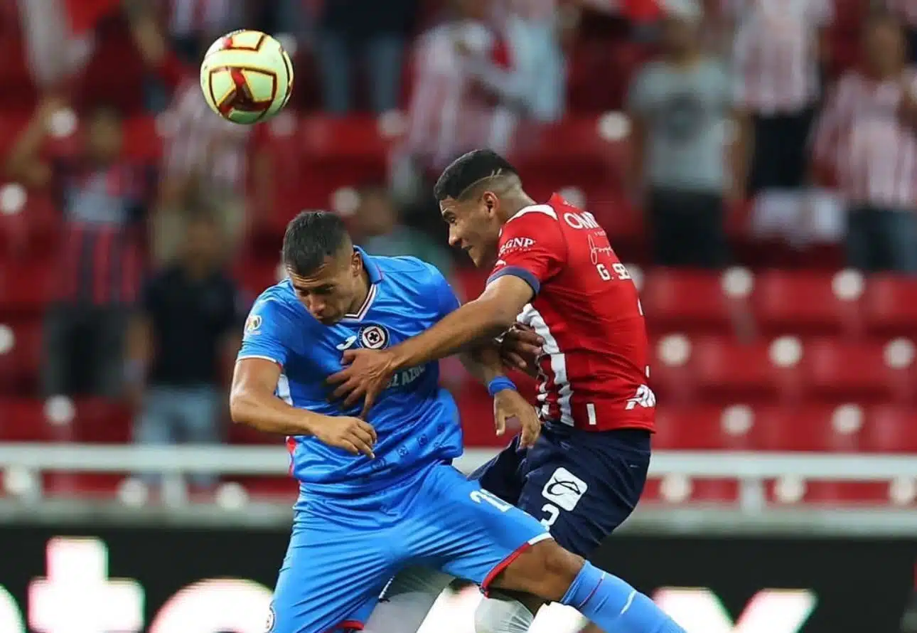 El “Tiba” disputando un balón aéreo en la cancha del estadio Akron