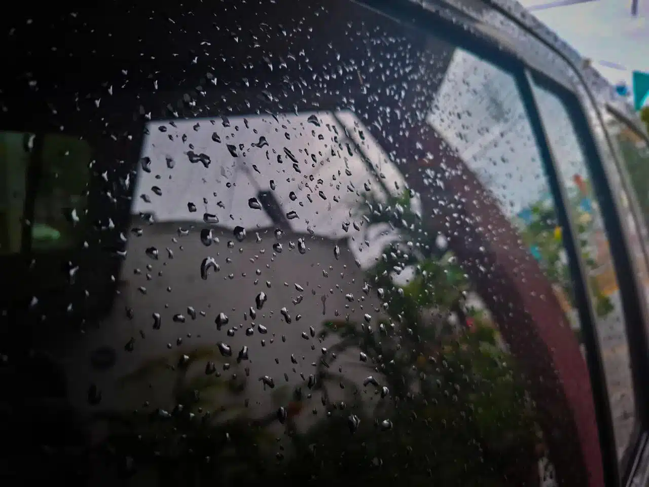 Gotas de lluvia en la ventana de un auto en Culiacán