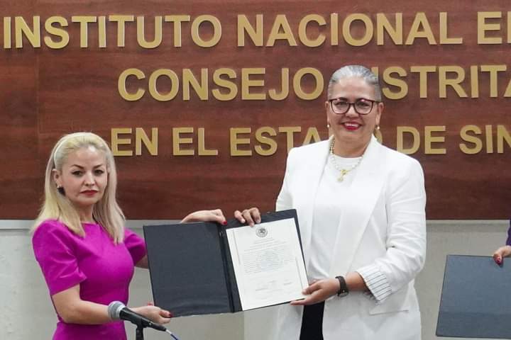 Graciela Domínguez Nava recibiendo su constancia de mayoría