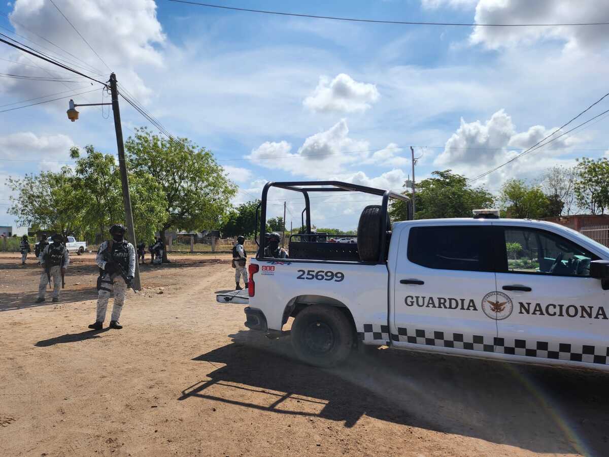 Elementos de la Guardia Nacional en zona donde ocurrió enfrentamiento en el ejido Sánchez Celis de Eldorado, Sinaloa