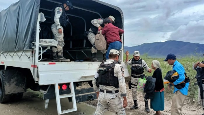 Guardias nacionales ayudando a personas