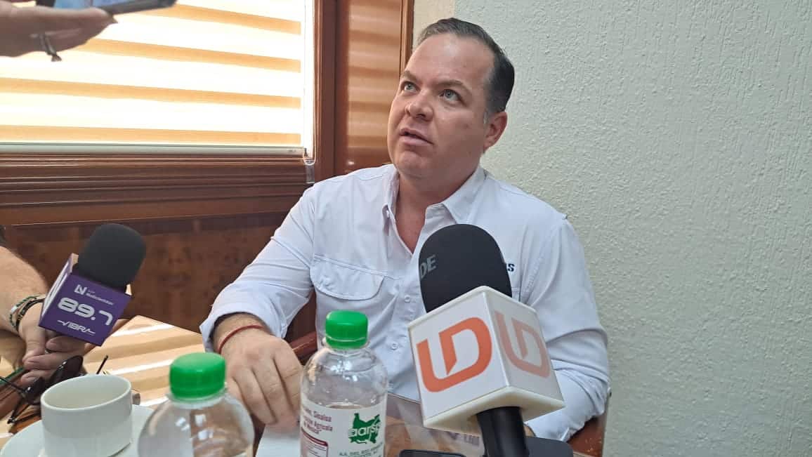 Gustavo Rojo Plascencia, presidente del módulo de riego Las Milpas, en conferencia con los medios de comunicación en Guasave