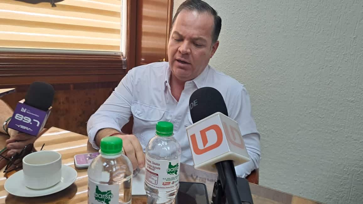 Gustavo Rojo Plascencia, presidente del módulo de riego Las Milpas, en conferencia con los medios de comunicación en Guasave