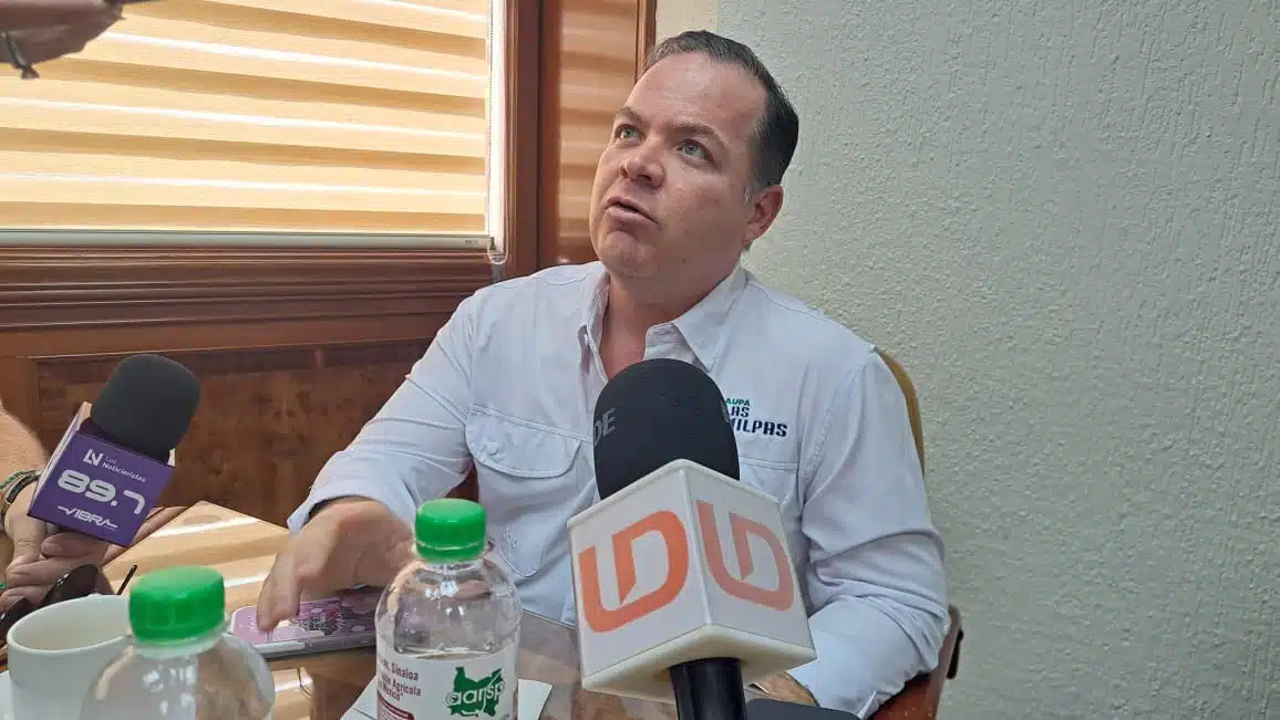 Gustavo Rojo Plascencia, presidente del módulo de riego Las Milpas, en conferencia con los medios de comunicación en Guasave