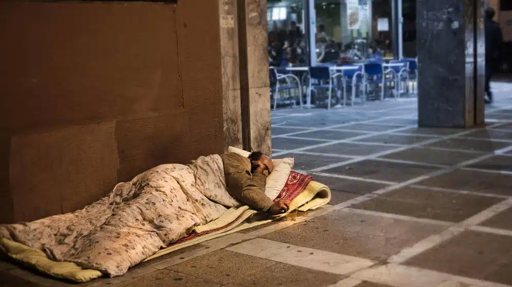 Tribunal Supremo de EU ratifica medida que multa a personas sin hogar por dormir en las calles