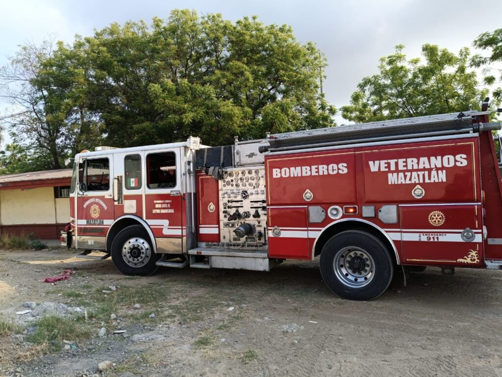 Camión de bomberos veteranos que acudió al incendio de aula en Mazatlán