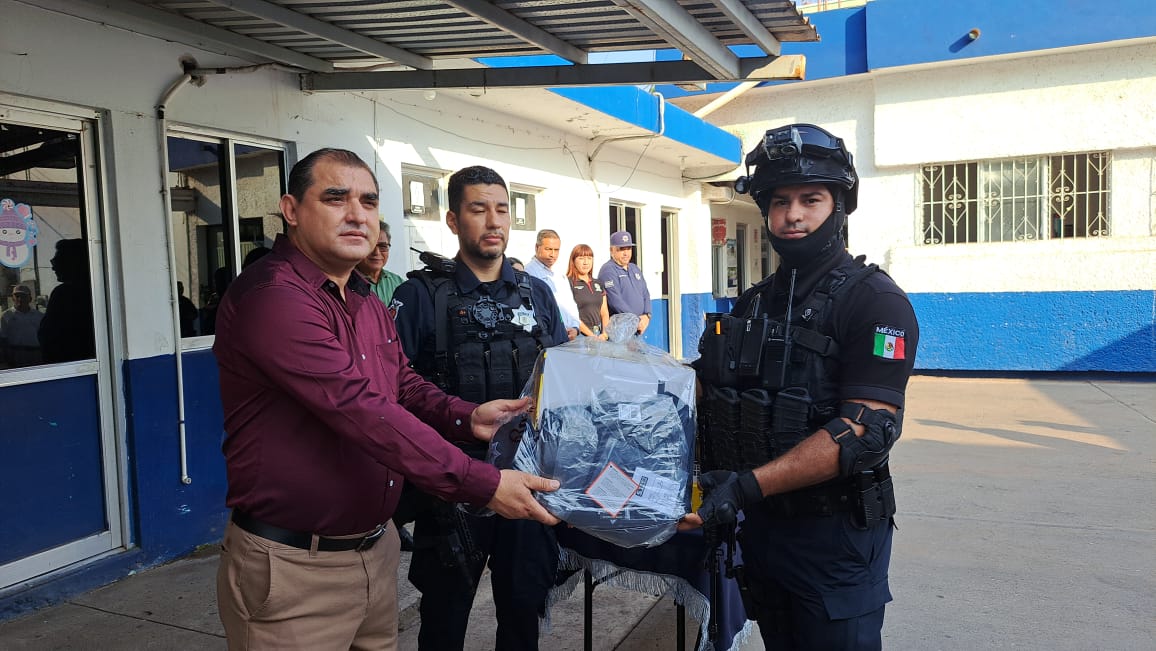 Entrega de uniformes a policías en Angostura