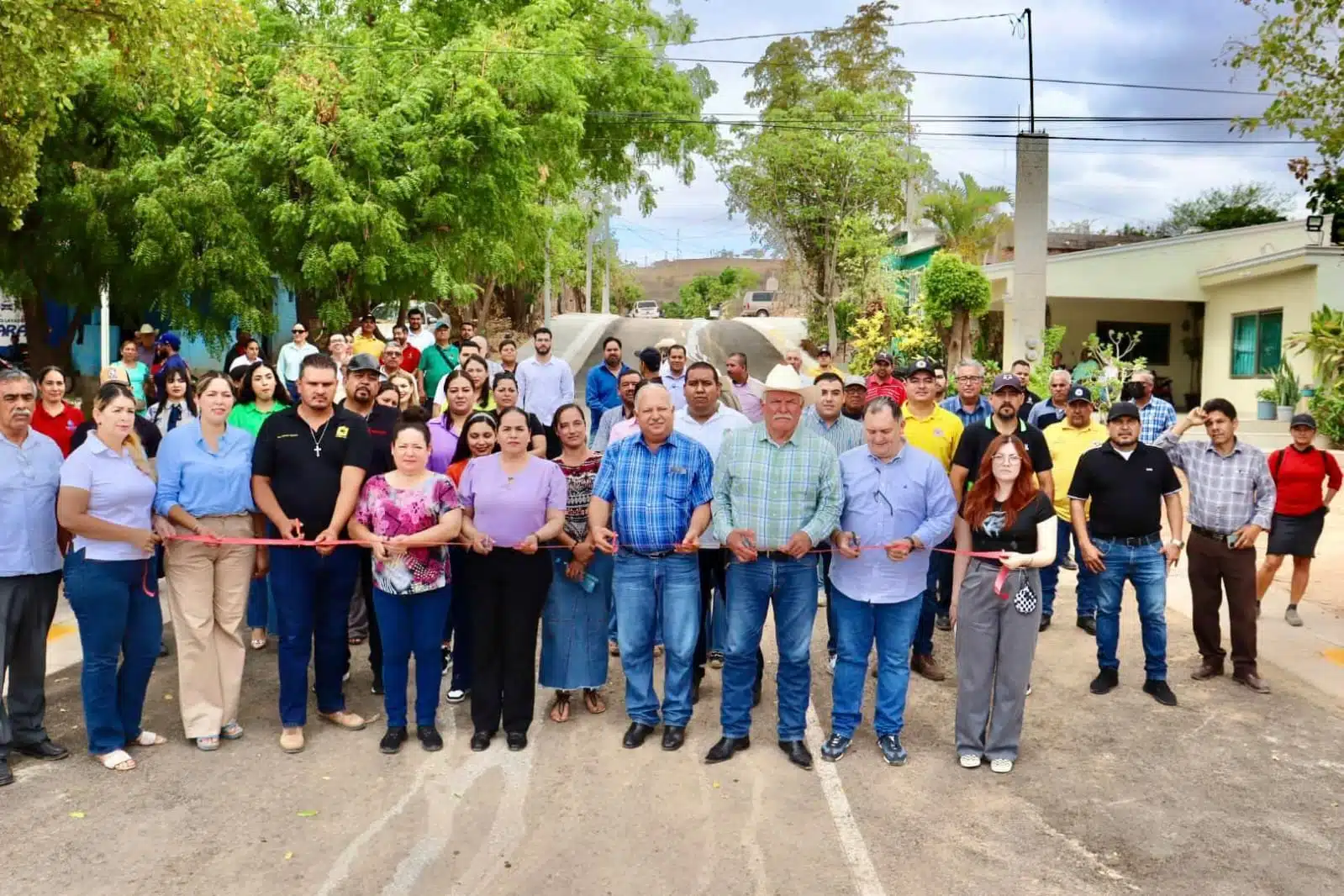 entrega de pavimentación en la avenida Río Piaxtla sinaloa municipio
