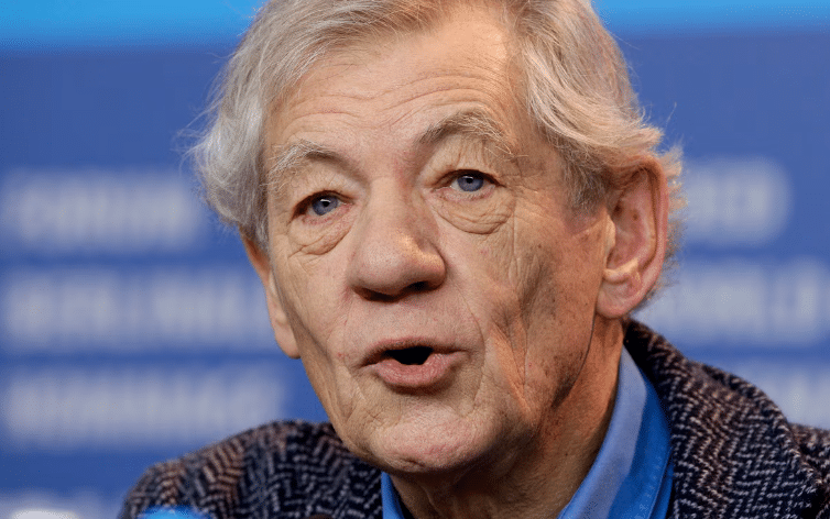Actor Ian McKellen es hospitalizado tras sufrir caída
