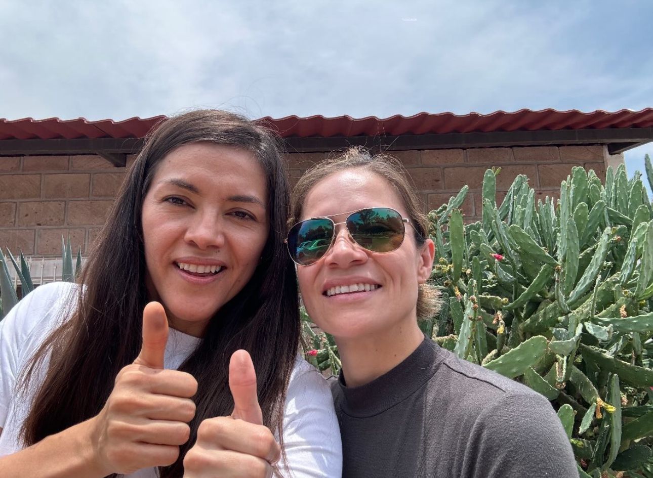 Chayito Espinoza y Janeth Alegría después de emitir su voto