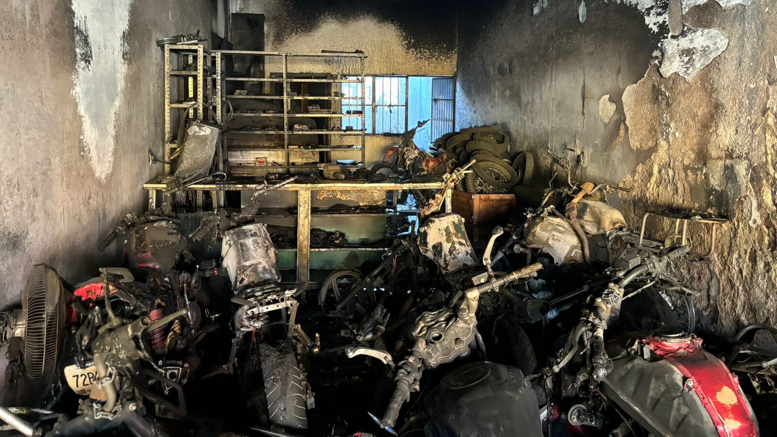 Incendio en taller consume 10 motocicletas