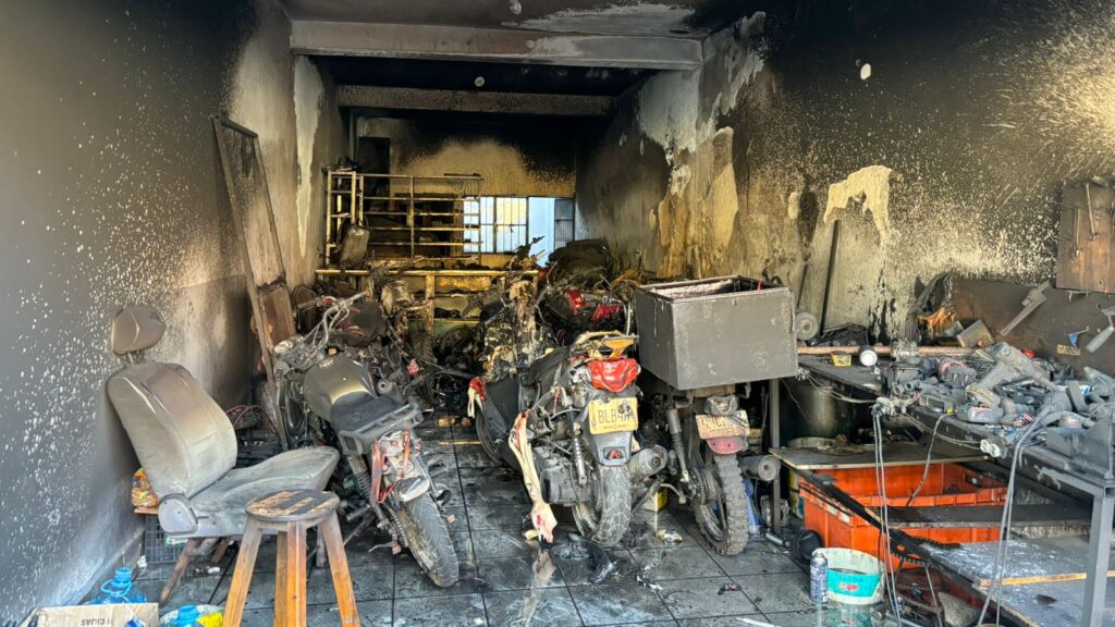 Interior del taller de motocicletas que se incendió en Culiacán