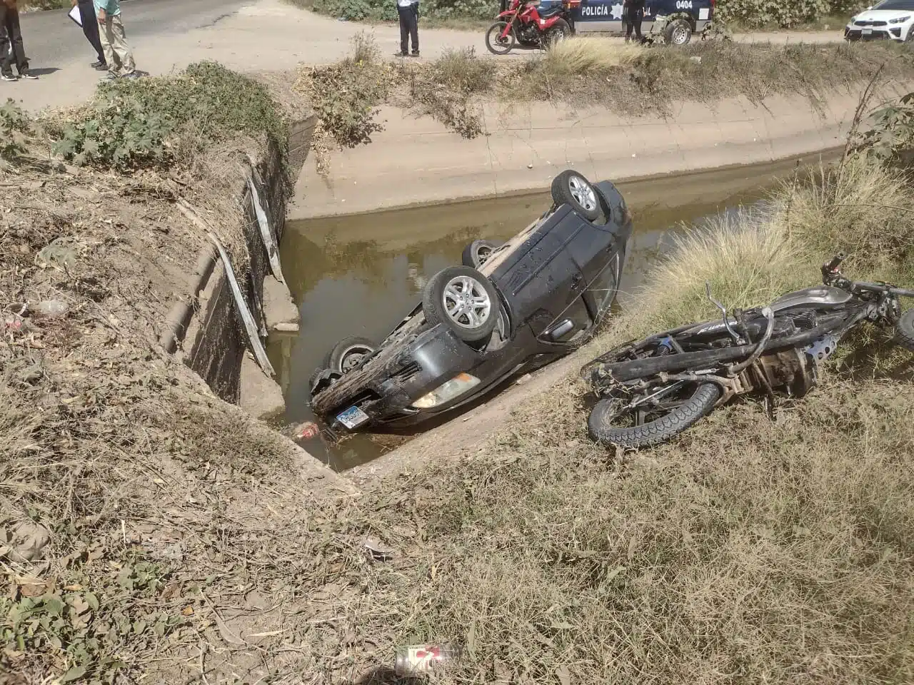 Motocicleta y automovil involucrados en accidente Costa Rica, Culiacán