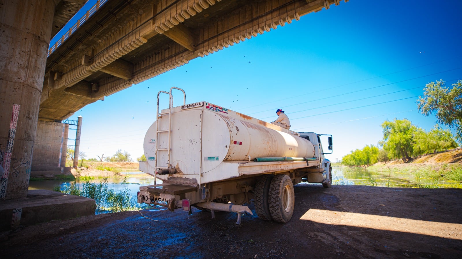 Pipa de agua en drenes agrícolas