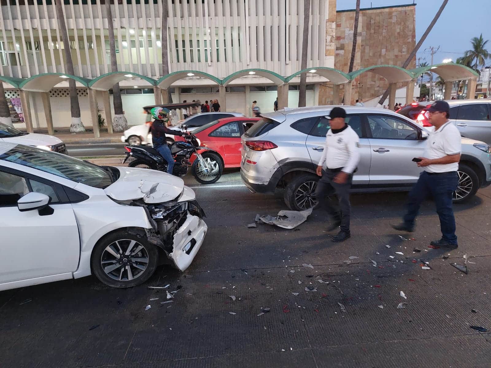 Nissan Versa y Hyundai Tucson en choque de Mazatlán