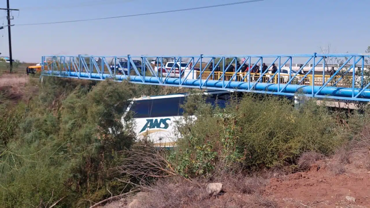 Autobús involucrado en accidente en el ejido Chihuahuita