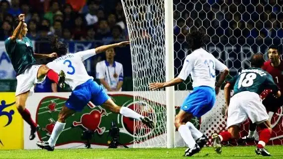 Jared Borgetti al rematar de cabeza y anotar el 1-0 contra Italia en la Copa del Mundo Corea-Japón 2002