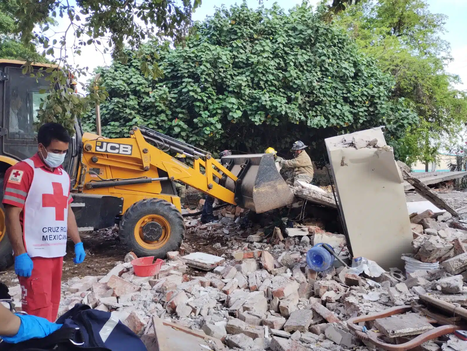Excavadora removiendo escombros de la casa de doña Librada