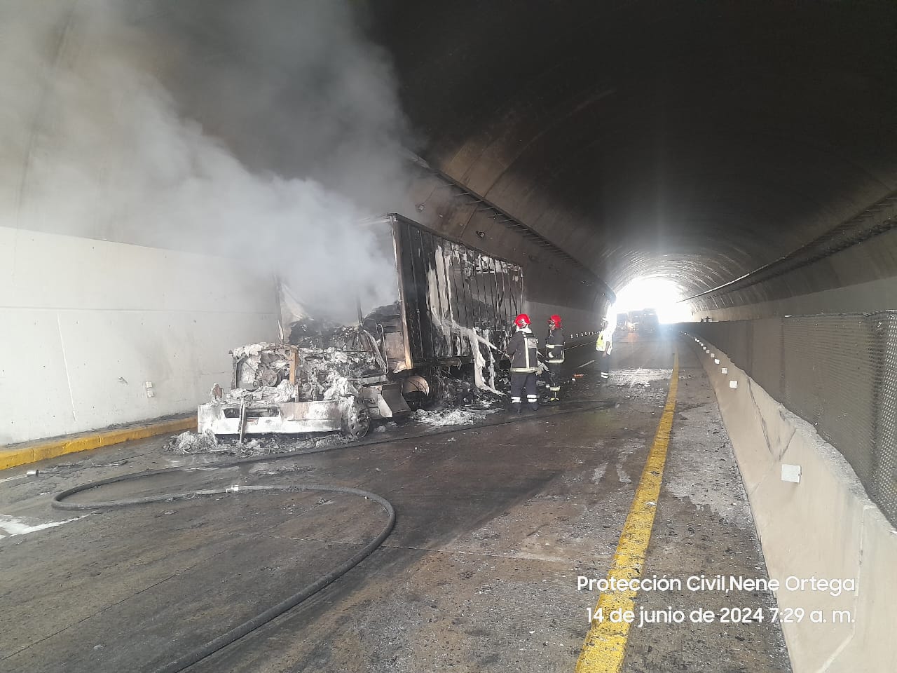 Tráiler incendiado en la carretera Mazatlán - Durango