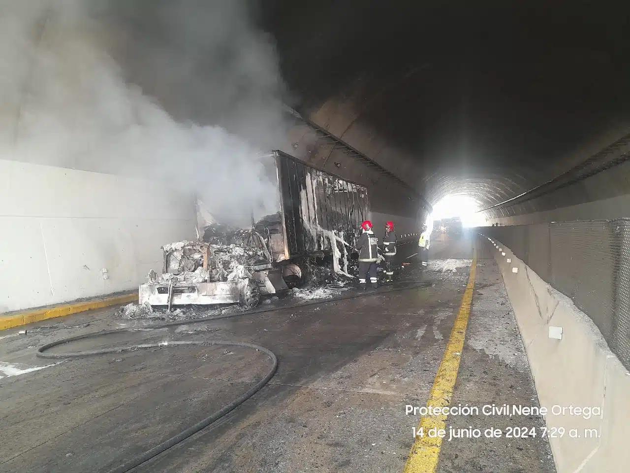 Tráiler incendiado en la carretera Mazatlán - Durango