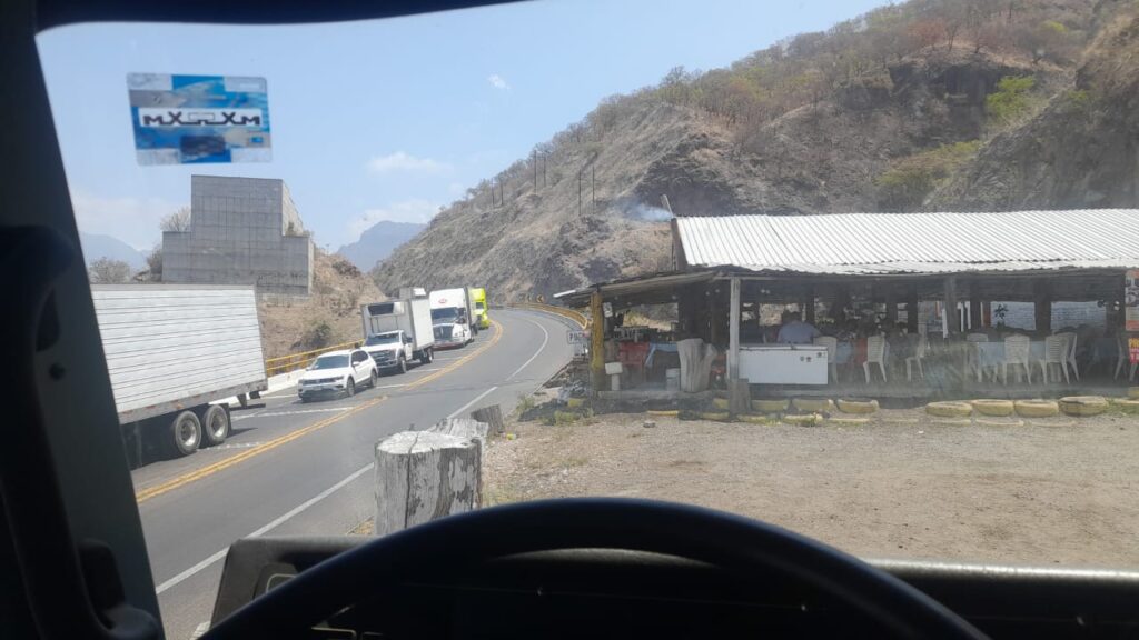 Fila tras incendio de tráiler en carretera Mazatlán Durango
