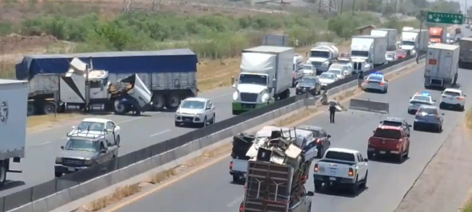 Trailero choca contra el muro de la México 15