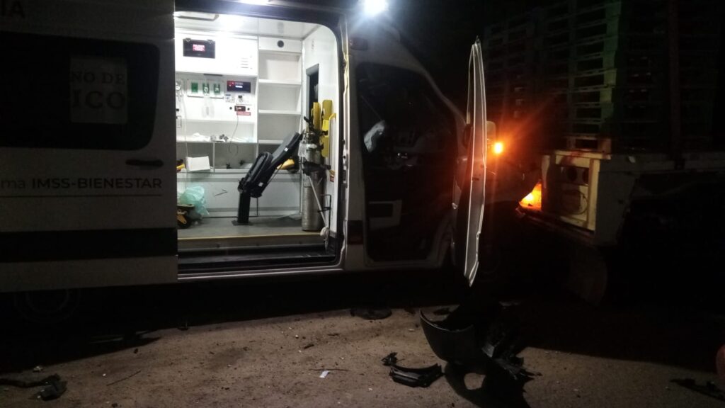Ambulancia del IMSS choca contra un poste, un puesto y un tráiler