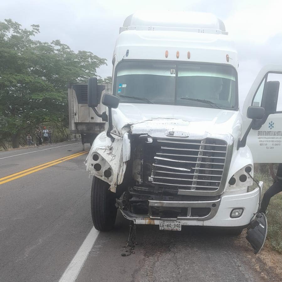 Daños de tráiler después de chocar contra camioneta en Escuinapa