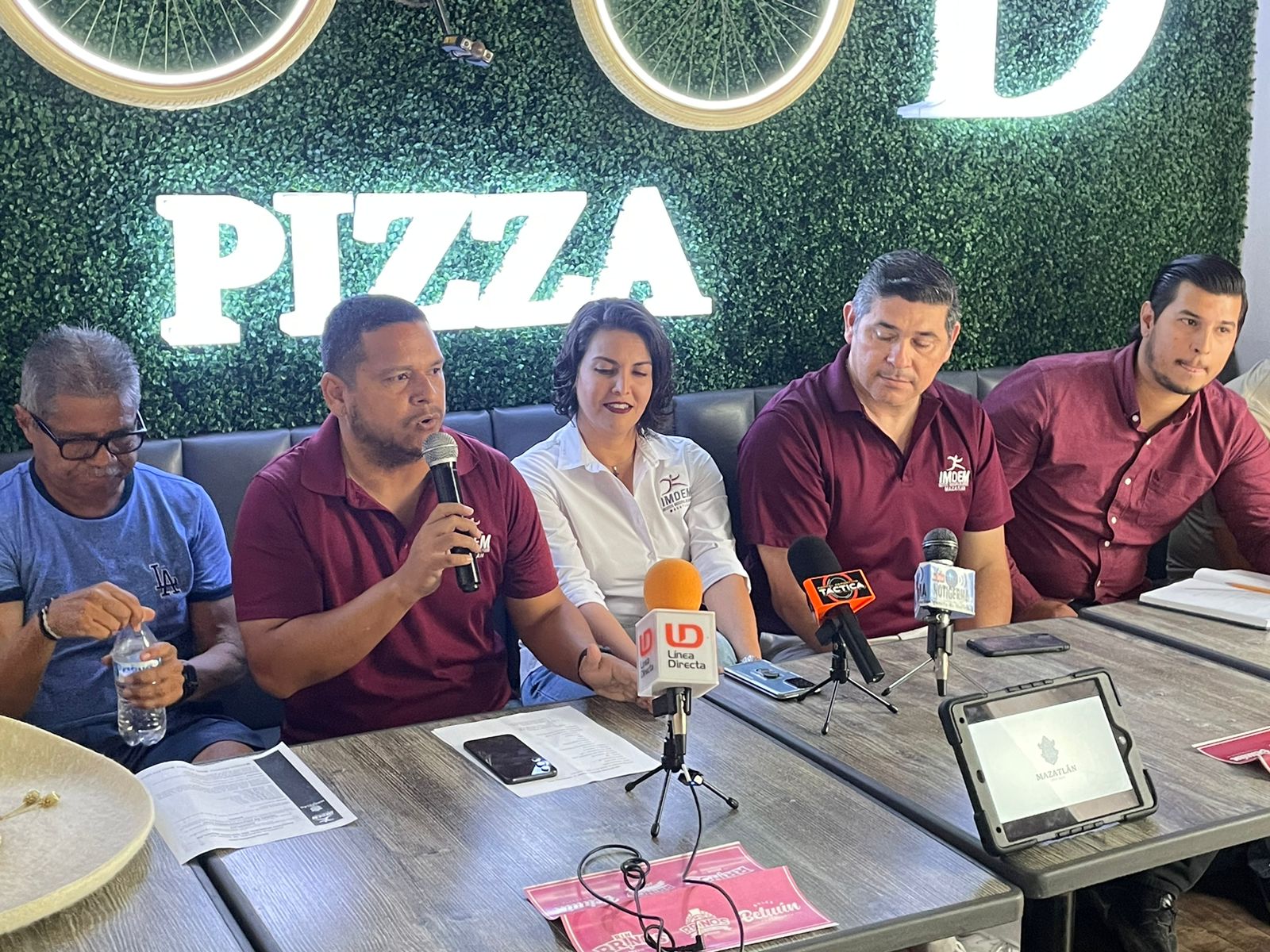 Personas de Imdem en una conferencia de prensa con los medios de comunicación en Mazatlán
