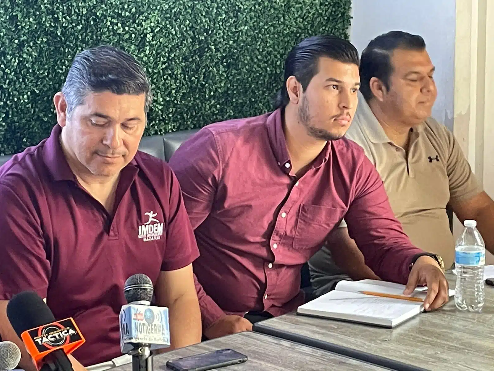 Personas de Imdem en una conferencia de prensa con los medios de comunicación en Mazatlán