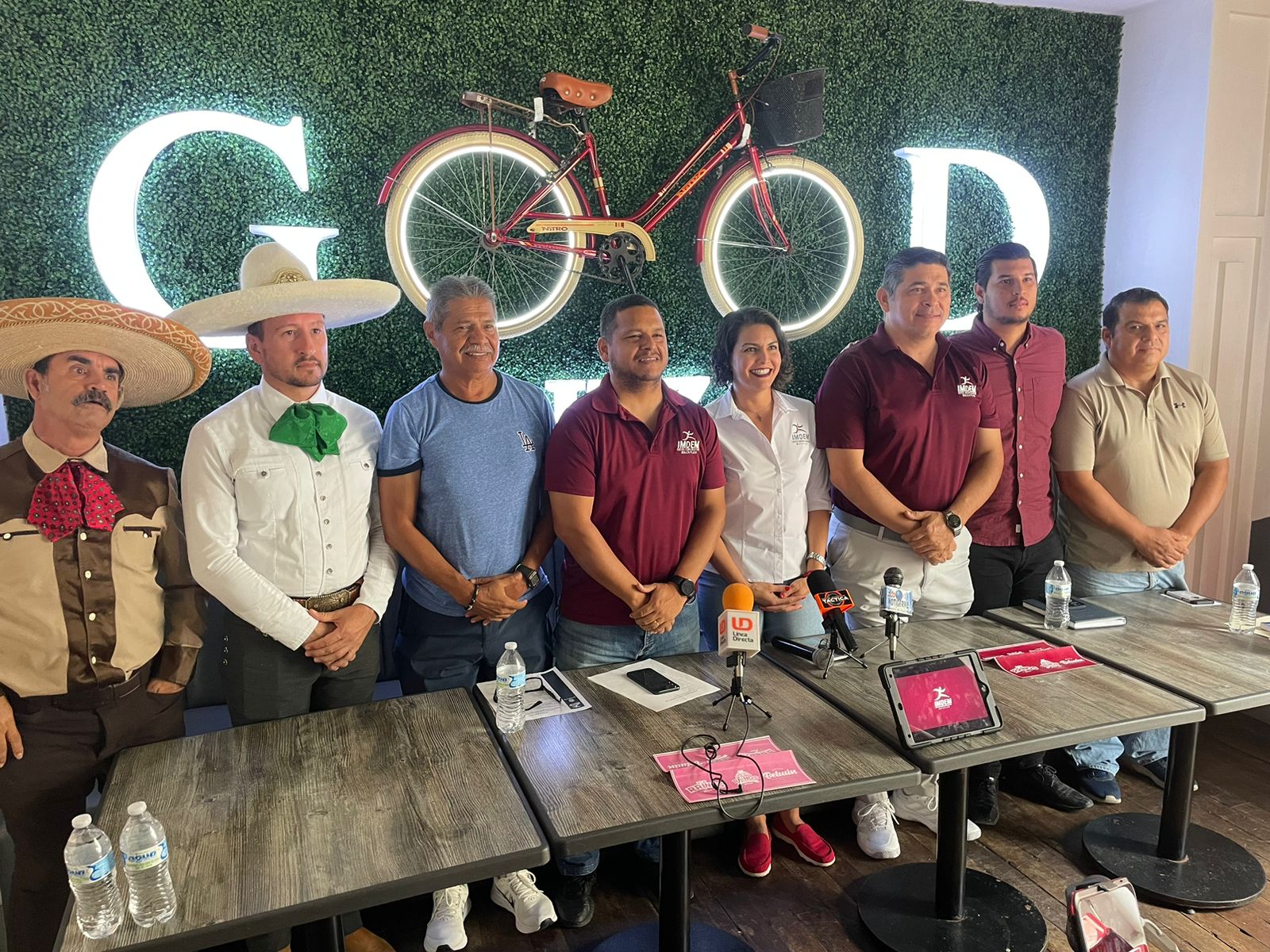 Personas de Imdem en una conferencia de prensa con los medios de comunicación en Mazatlán